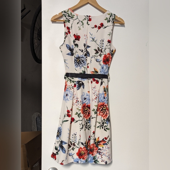 Summer dress, mid length - Picture 2 of 2